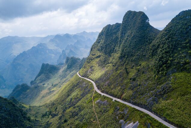 Road along the ridge of the Ma Pi Leng pass