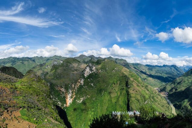Panorama of the Ma Pi Leng pass and the karst
