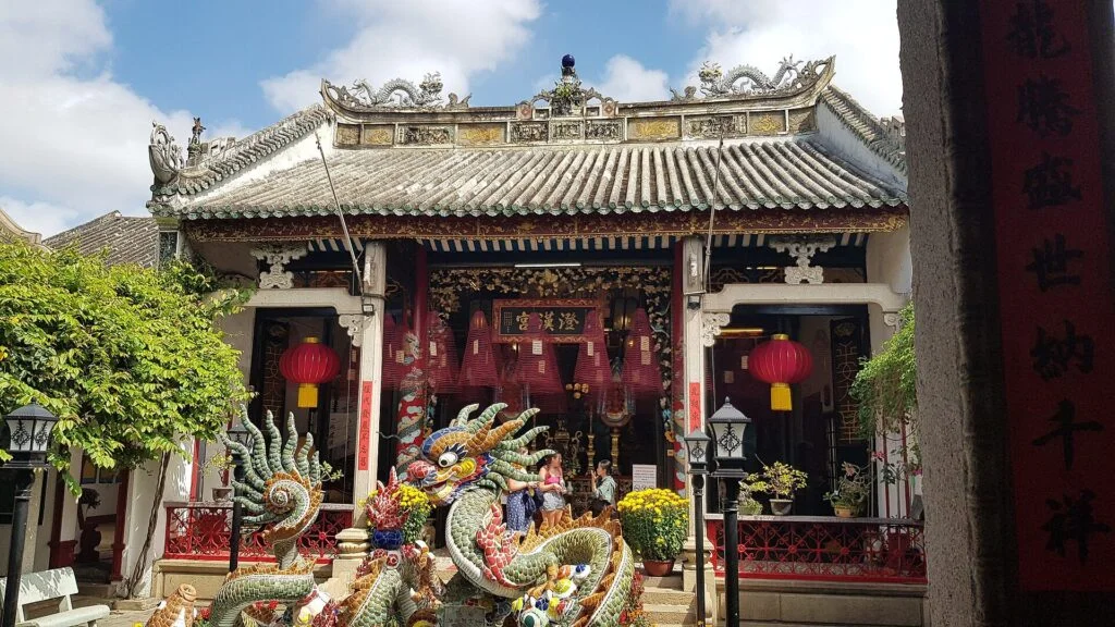 Hoi An Evening Street Food Walk: Banh Mi, Cao Lau and Chicken Rice
