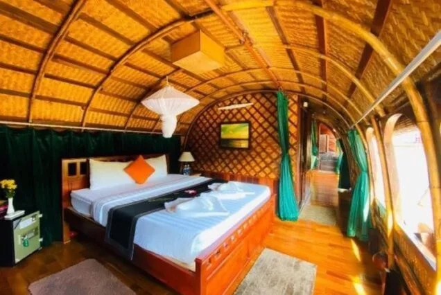 Double cabin with a river view on the overnight sampan