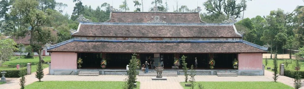 Hue Imperial City and Dong Ba Market Guided Walk onboard