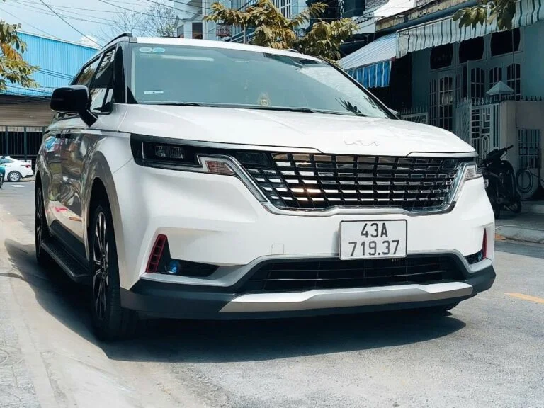 Kia Carnival with driver in Vietnam